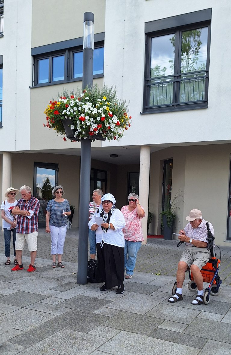 Der Rhönklub Künzell wanderte mit dem Woarschtmäje auf geheimnisvollen Straßen in Künzell