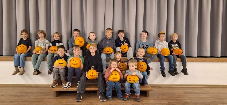 Gruselig schön: Unser Kürbisschnitzen war ein voller Erfolg!